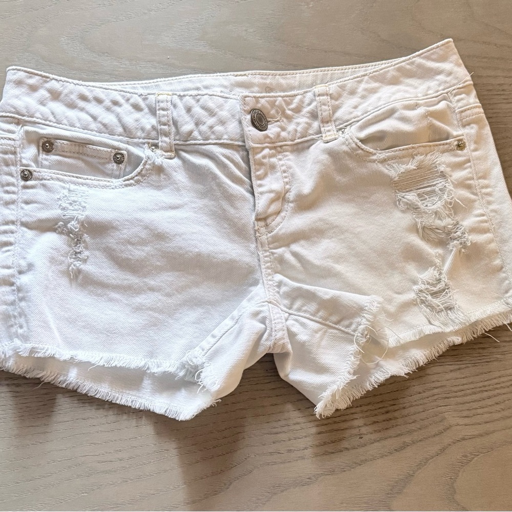 American Eagle White Stretch Distressed Jean Shorts Size 4 - Picture 1 of 4
